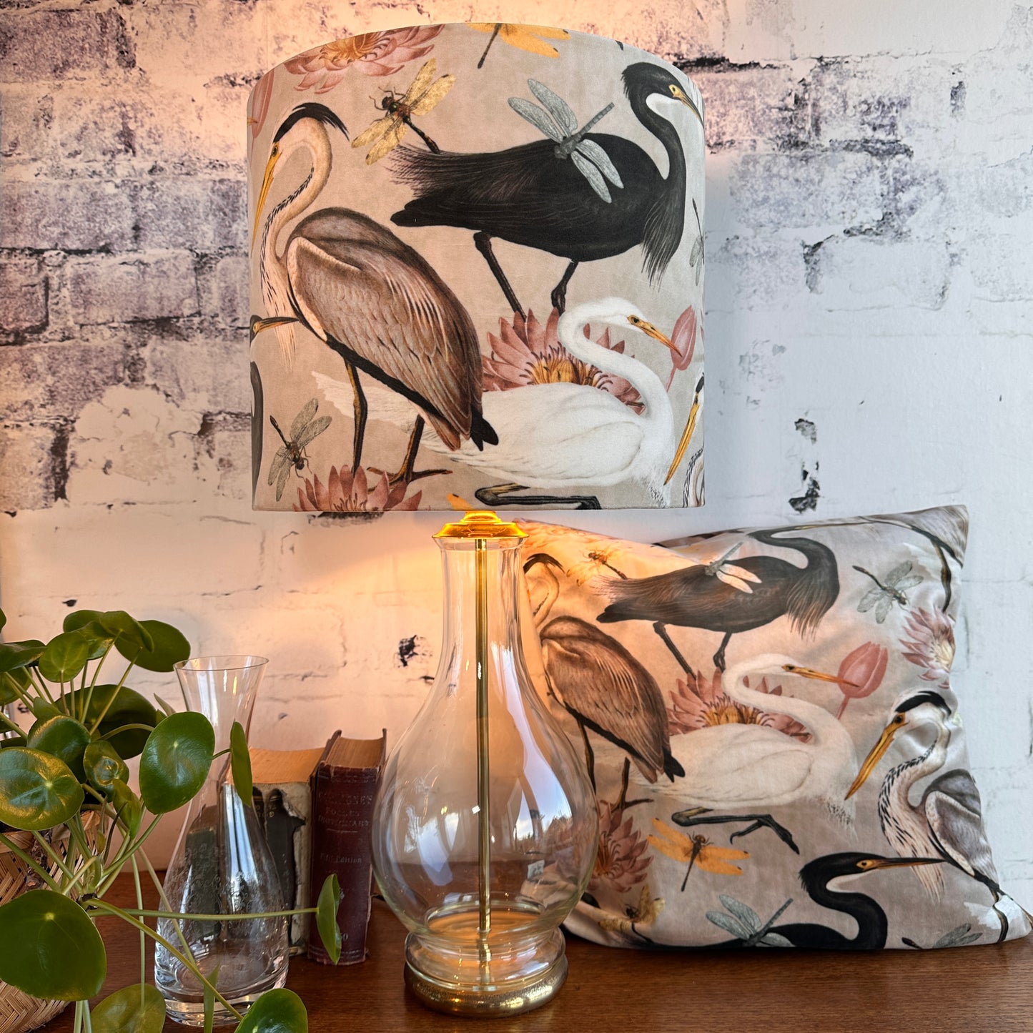 LAMPENKAP PRACHTIGE REIGERS MET BEIGE ACHTERGROND