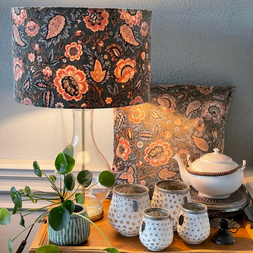 LAMPENKAP BLOEMEN VELOURS TAUPE VAN BINNEN