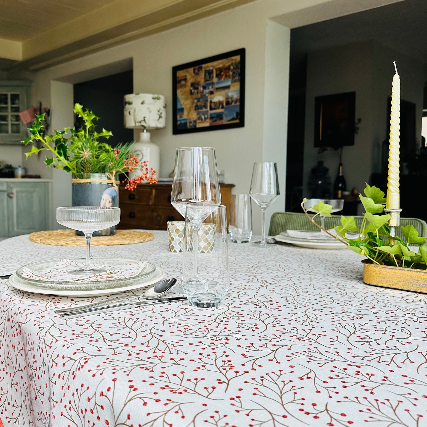 NIEUW!!!  TAFELKLEED TAKJE MET RODE BESJES