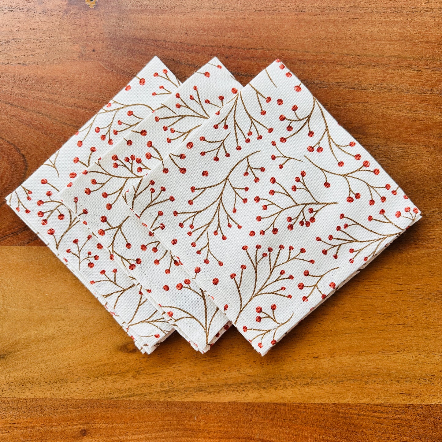 NIEUW!!!  TAFELKLEED TAKJE MET RODE BESJES