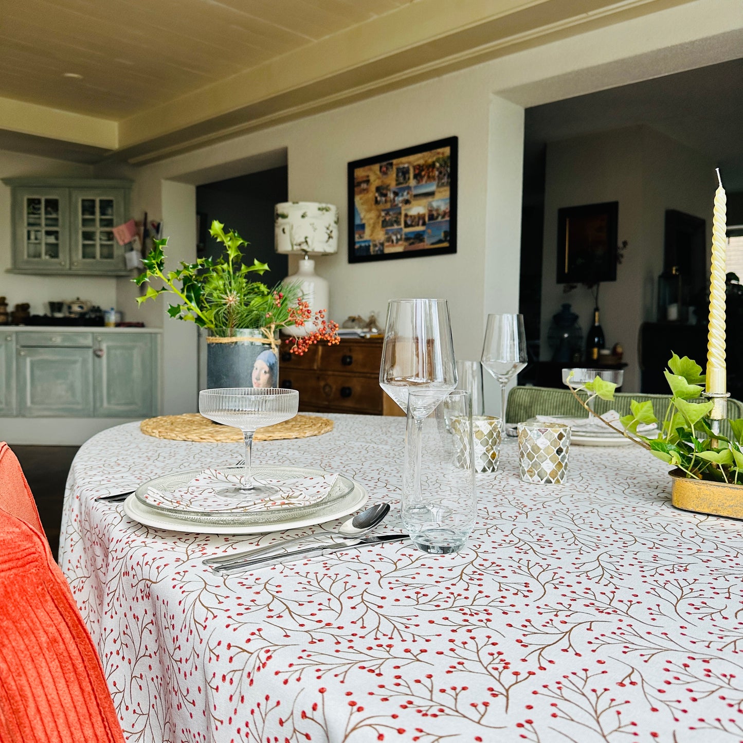 NIEUW!!!  TAFELKLEED TAKJE MET RODE BESJES