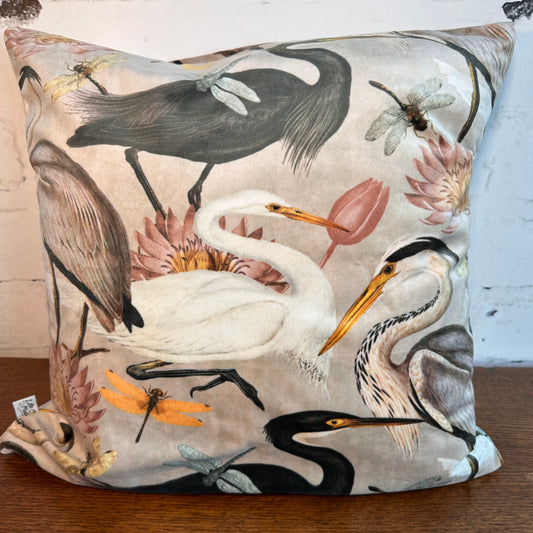 KUSSEN REIGERS MET BEIGE ACHTERGROND