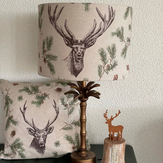 KUSSEN HERT IN HET BOS